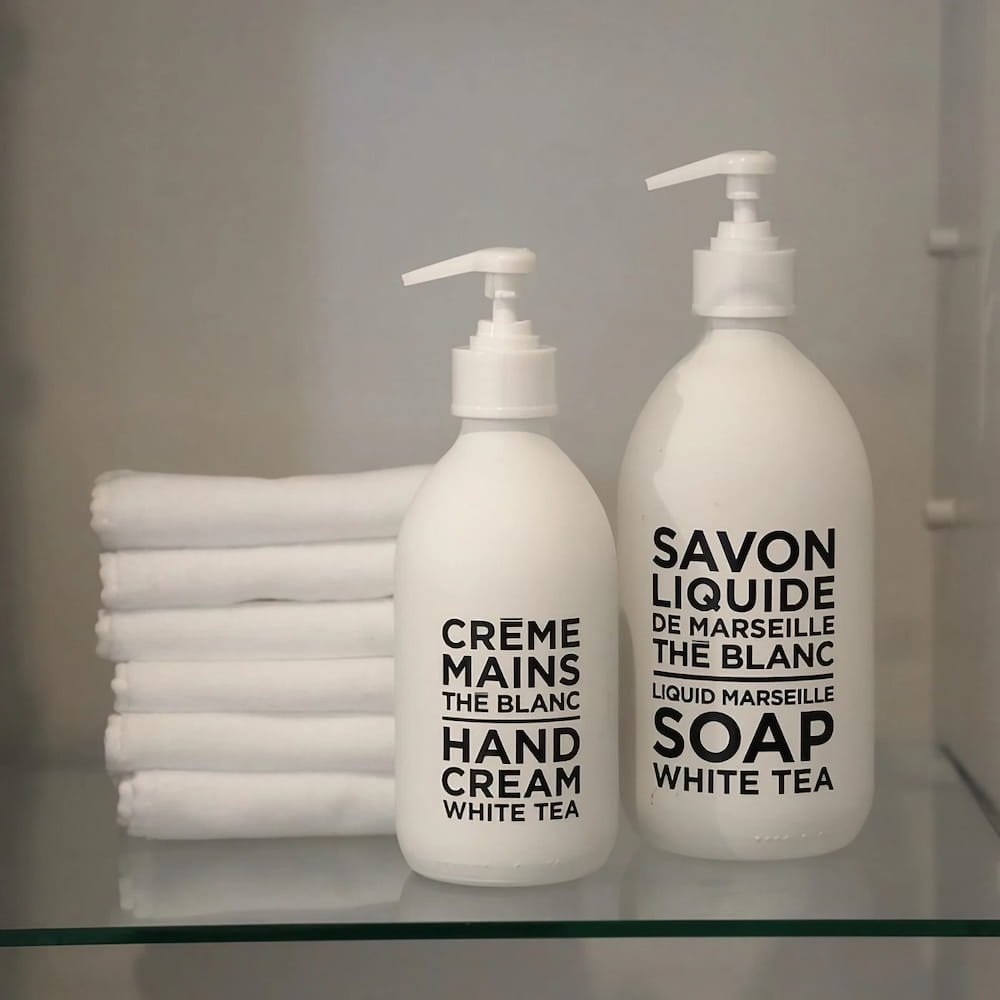 カンパニードプロバンス ブラック&ホワイト ハンドクリーム ホワイトティー 300mL